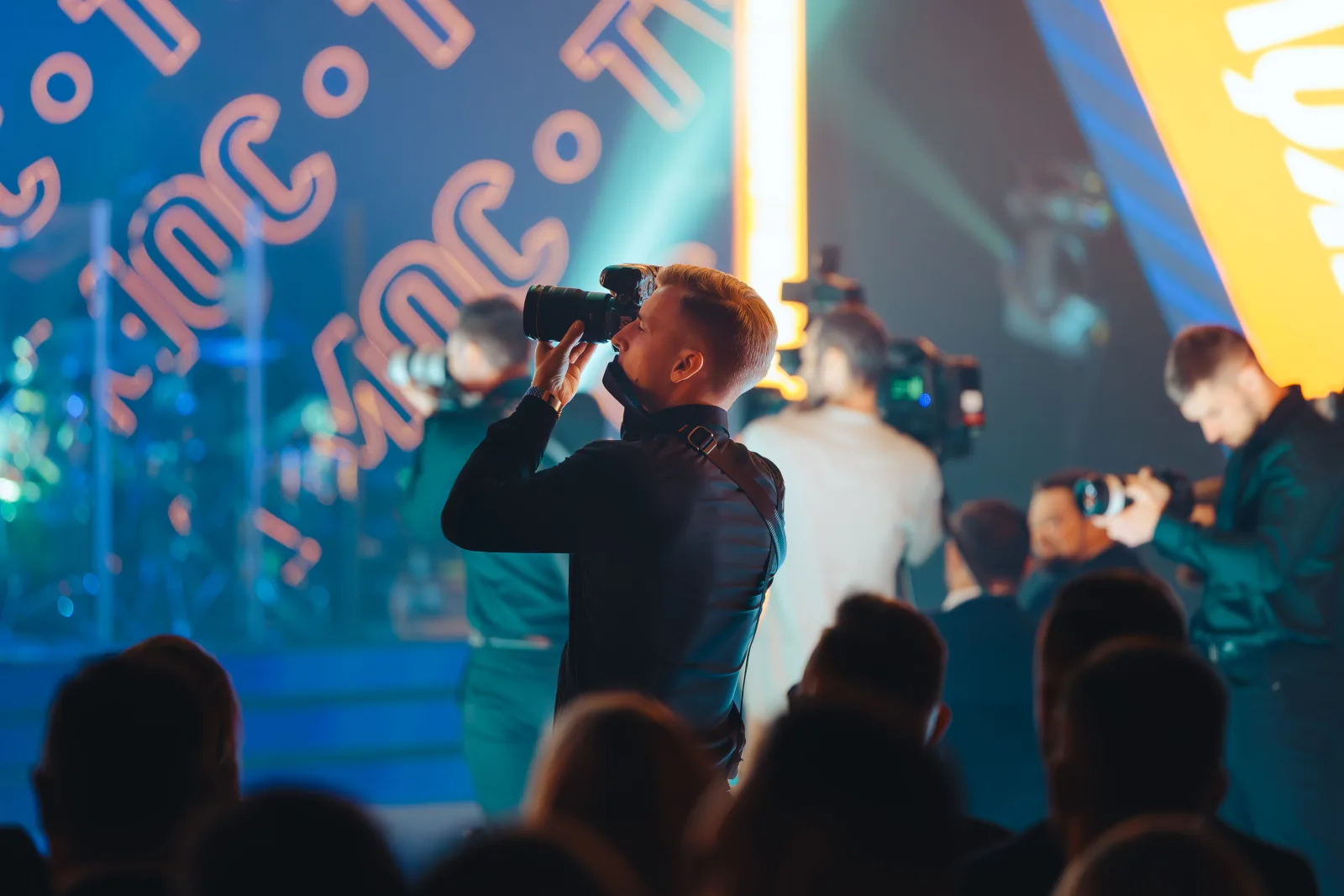 Mikołaj Żurkowski fotografuje event