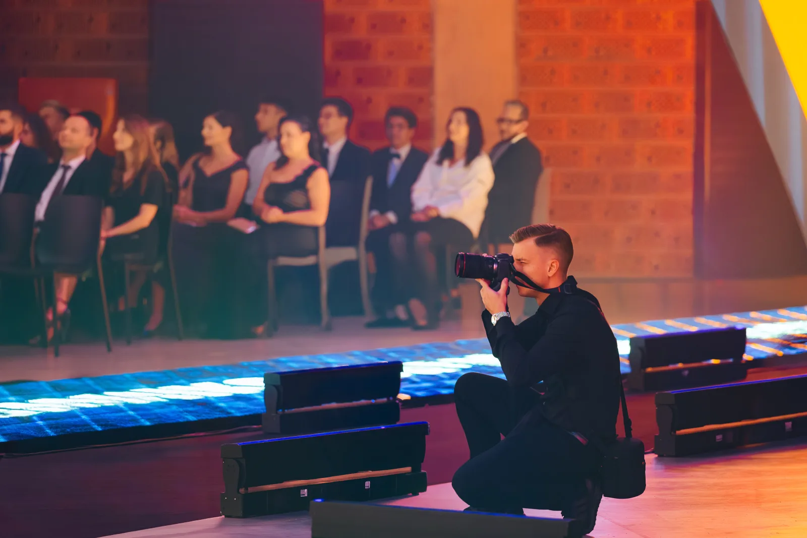 Mikołaj Żurkowski ze sprzętem fotograficznym